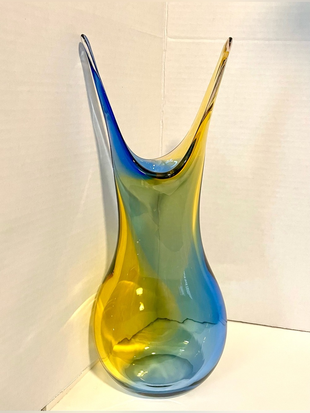 *VINTAGE* Adam Jablonski Signed Hand, Blown Glass Vase ~ Poland ~Fishtail Design